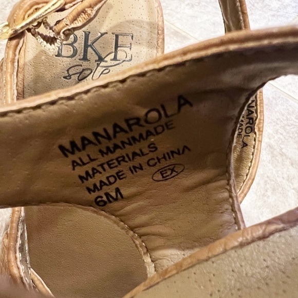 BKE Buckle Manarola faux leather lightweight platform wedge sandals size 6 - Picture 6 of 11